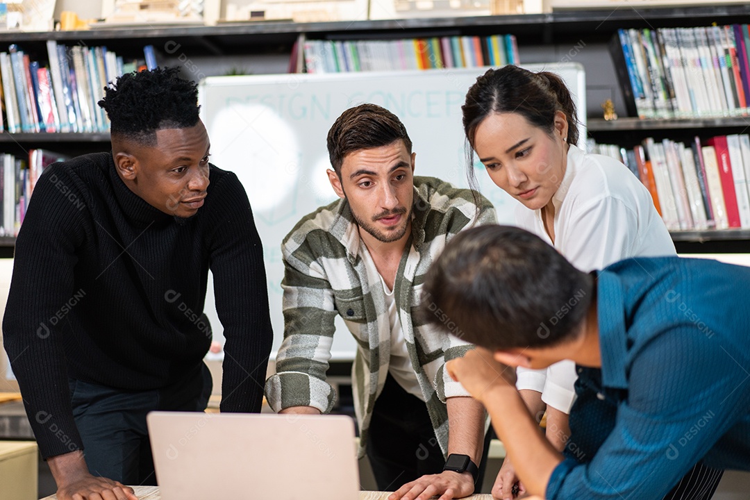 Equipe de jovens designers criativos discutindo e fazendo brainstorming