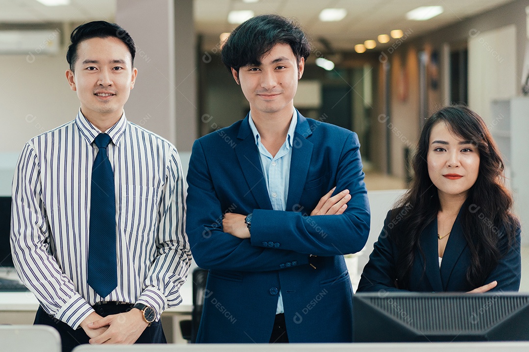 Grupo da equipe de negócios corporativos asiáticos em braços cruzados