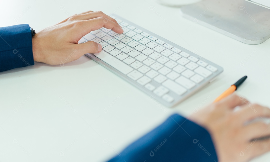 Mão de funcionário digitando no teclado do computador trabalhando na mesa