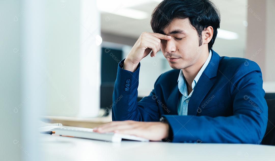 Funcionário do sexo masculino estressado sente dor nos olhos trabalhando no computador