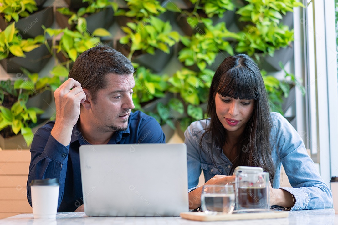 Homem e mulher tendo reunião e trabalhando na cafeteria