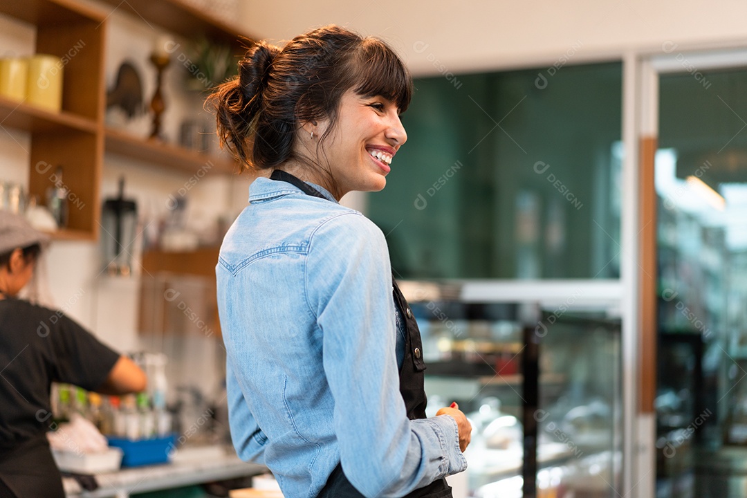 Retrato do dono de uma cafeteria feliz saudando o cliente