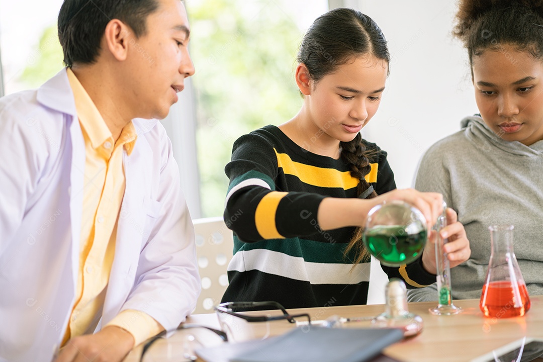 Grupo de diversidade de estudantes em óculos de proteção na ciência