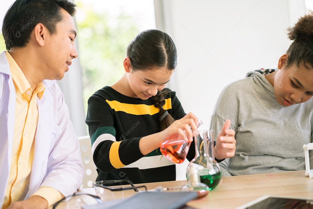 Grupo de diversidade de estudantes em óculos de proteção na ciência
