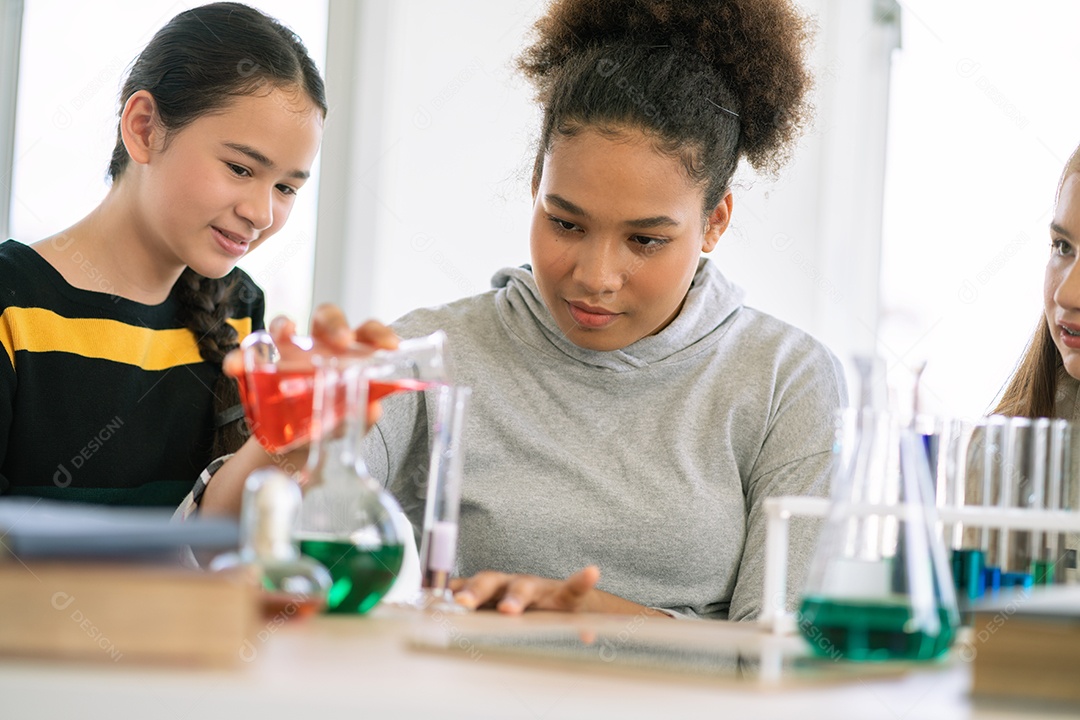 Grupo de diversidade de estudantes em óculos de proteção na ciência