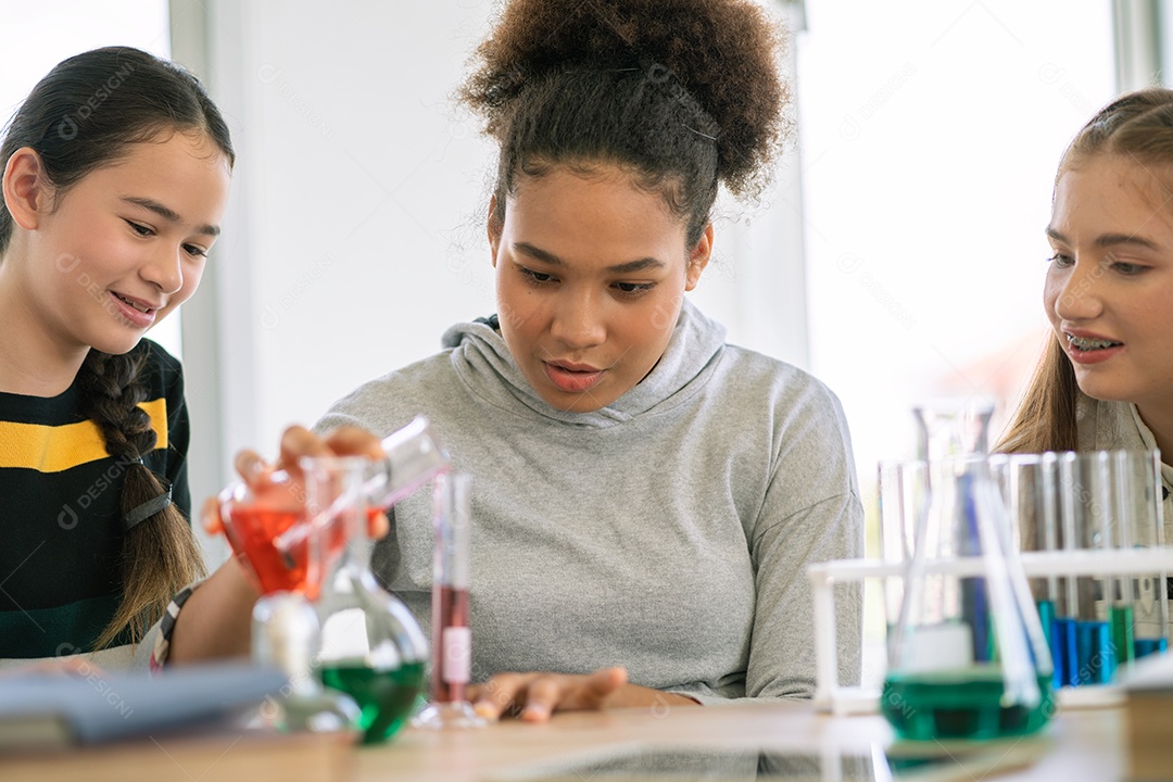 Grupo de diversidade de estudantes em óculos de proteção na ciência