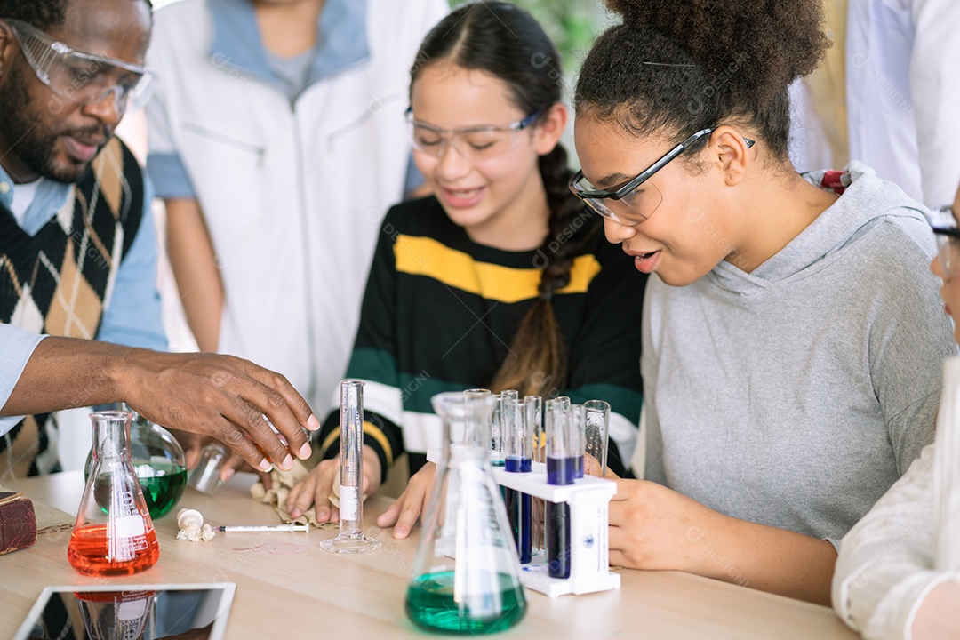 Grupo de alunos assistindo professor mostrando experimento científico