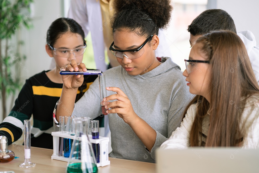 Grupo de diversidade de estudantes em óculos de proteção na ciência