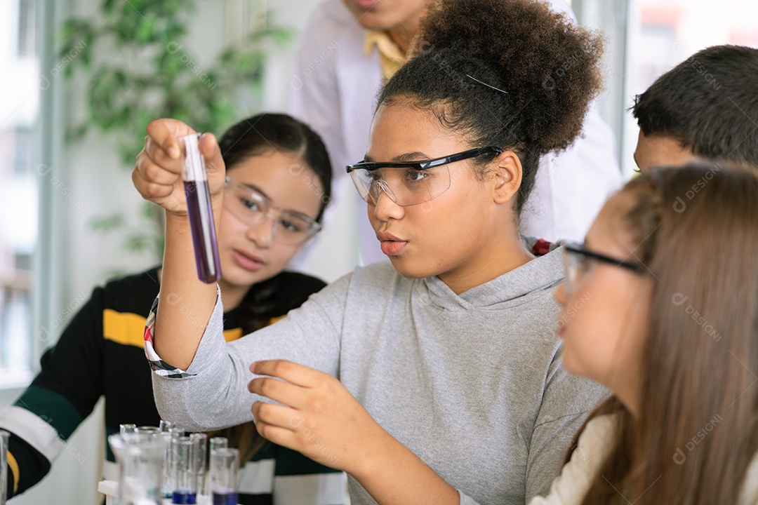 Grupo de diversidade de estudantes em óculos de proteção na ciência