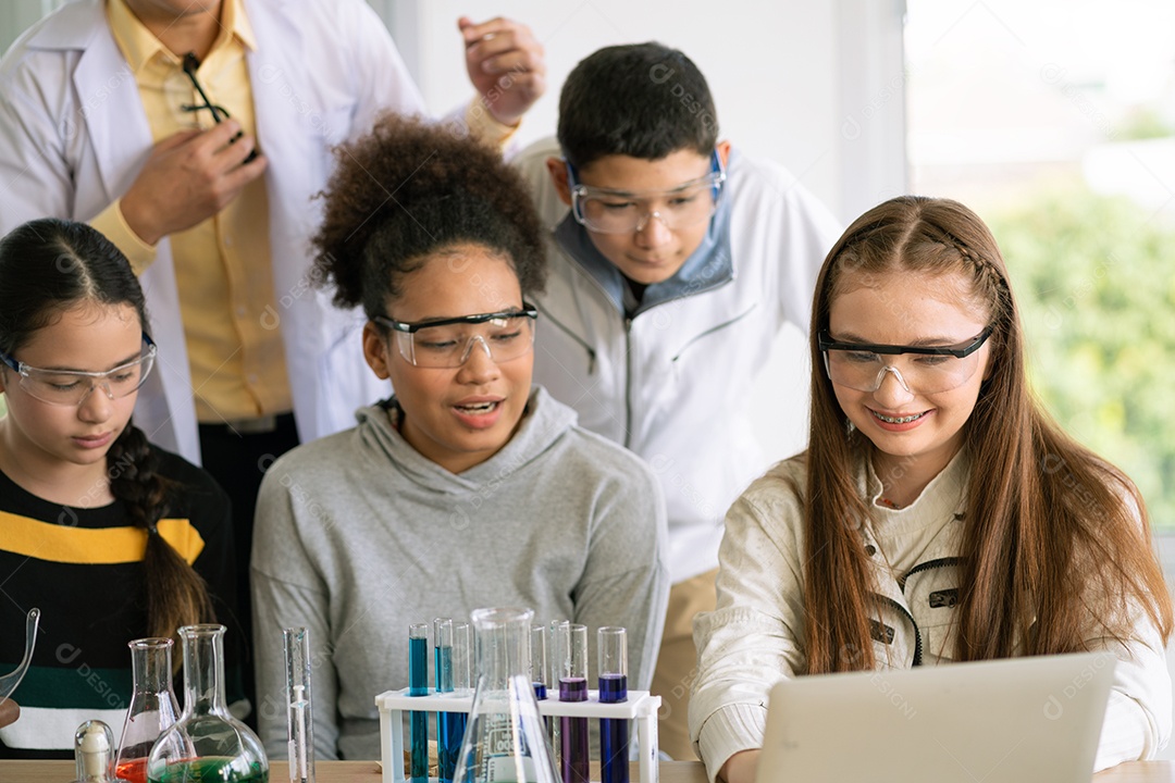 Garota mostrando relatório de experimento científico no laptop