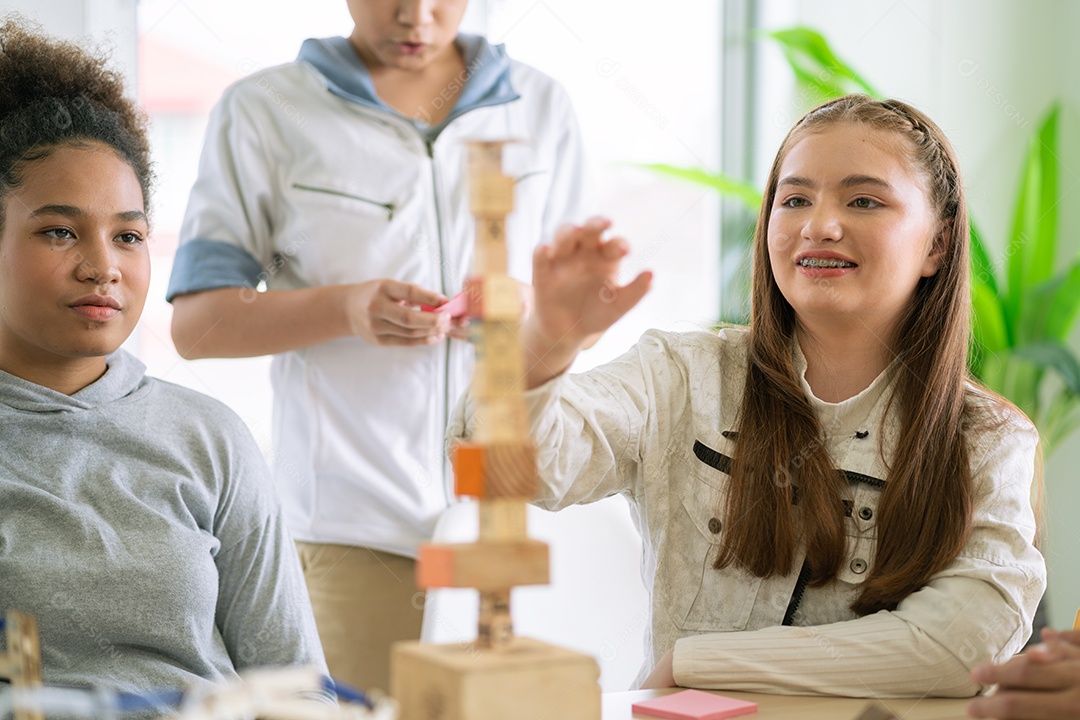 Grupo de diversidade de alunos brincando com bloco de madeira