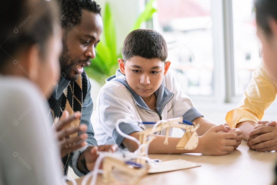 Grupo de alunos assistindo professor mostrando experimento científico