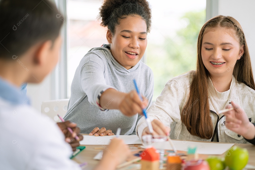 Grupo de estudantes de diversidade gosta de desenhar e pintar em artes