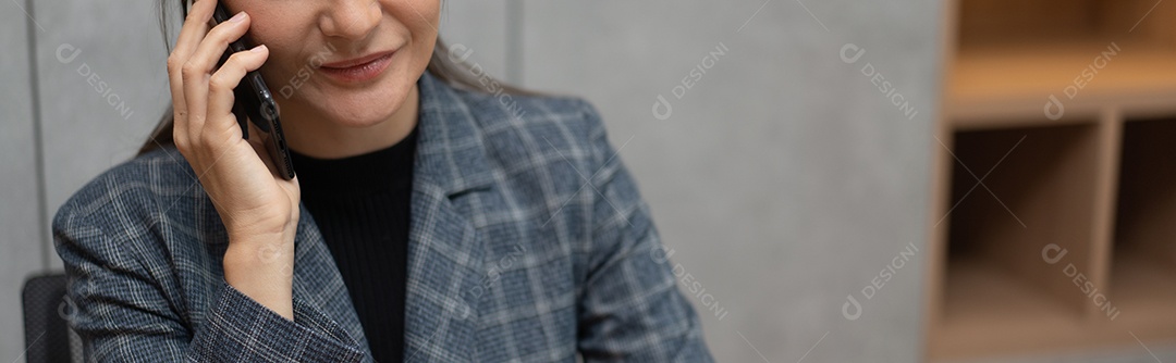 Secretária ou funcionária falando ao telefone no escritório