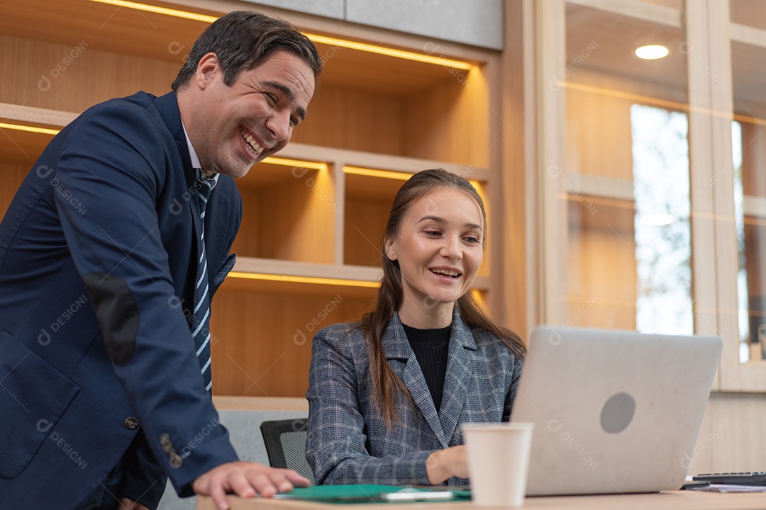 Gerente masculino assistindo projeto no laptop com assistente feminina