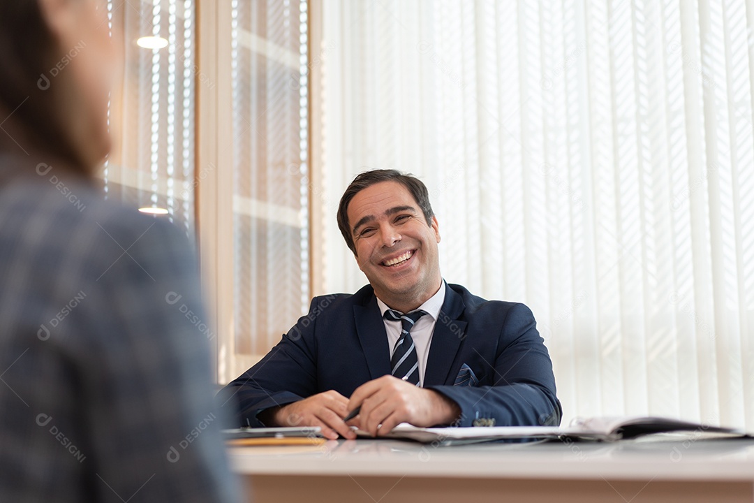 O gerente masculino sorridente gosta de conversar com o colega