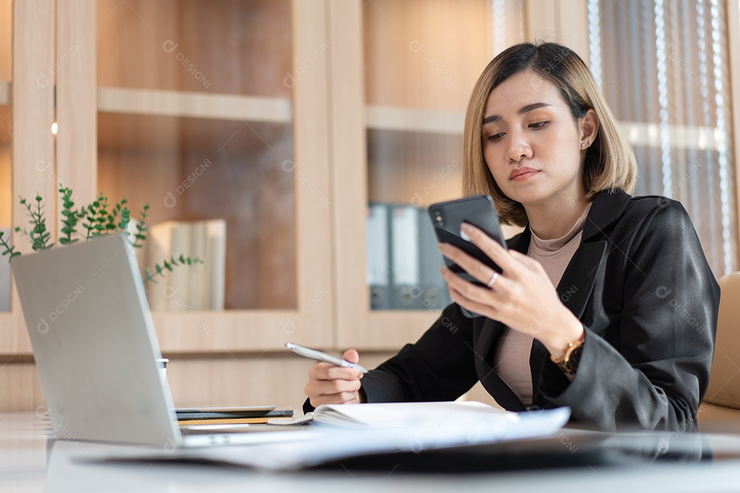 Gerente ou funcionária asiática assistindo telefone celular