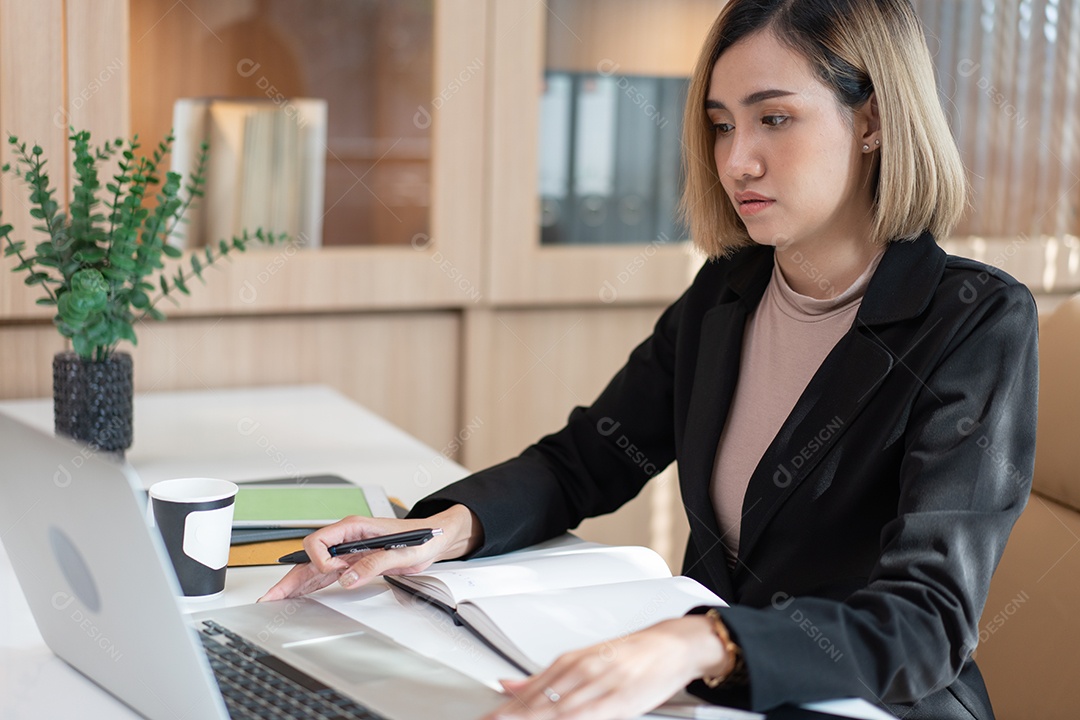 Gerente feminina asiática trabalhando em projeto usando laptop de computador