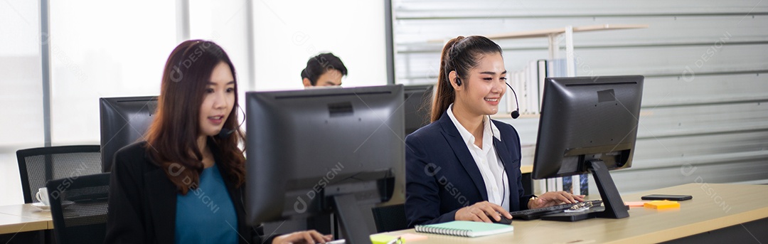 Equipe corporativa de call center com fone de ouvido conversando com o cliente