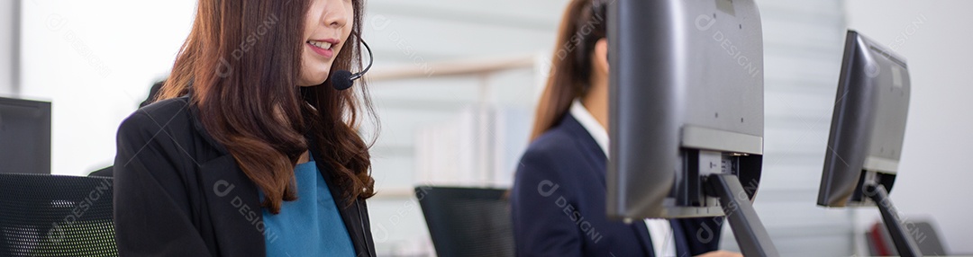 Equipe de call center com fone de ouvido falando com o cliente no escritório