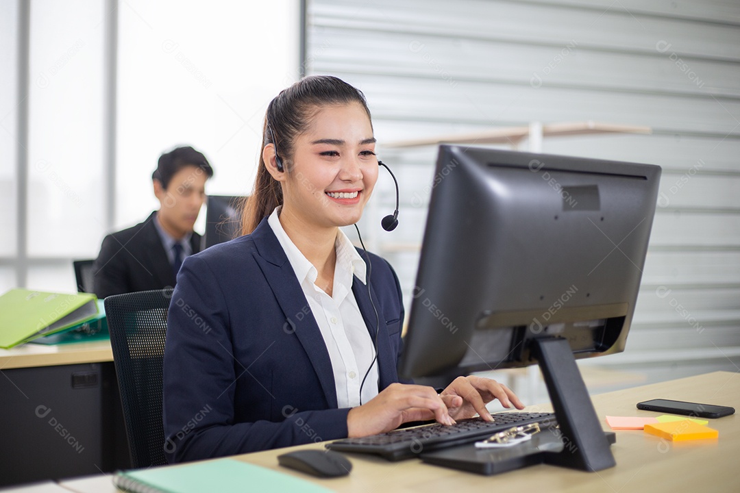 Centro de atendimento feminino asiático com fone de ouvido conversando com o cliente