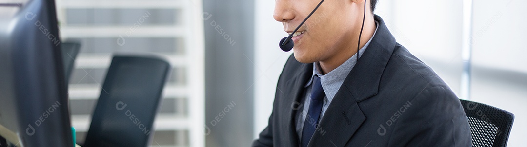 Centro de atendimento masculino asiático com fone de ouvido conversando com o cliente