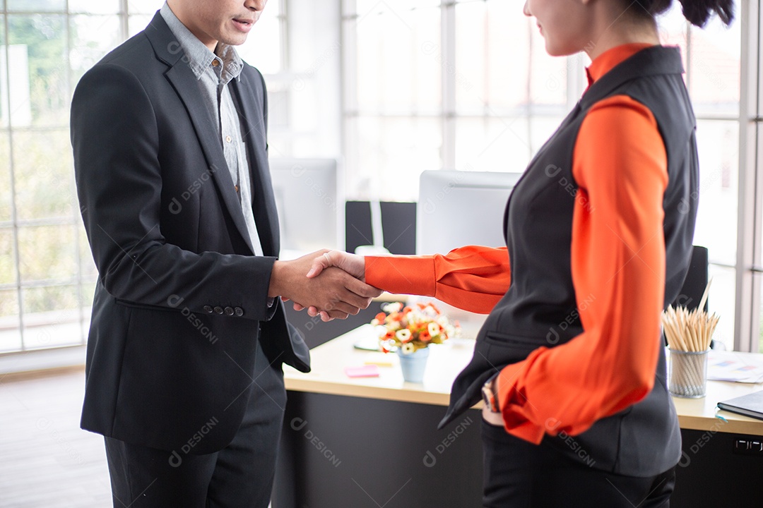 Pessoas de negócios apertando a mão com a parceria do colega para o sucesso