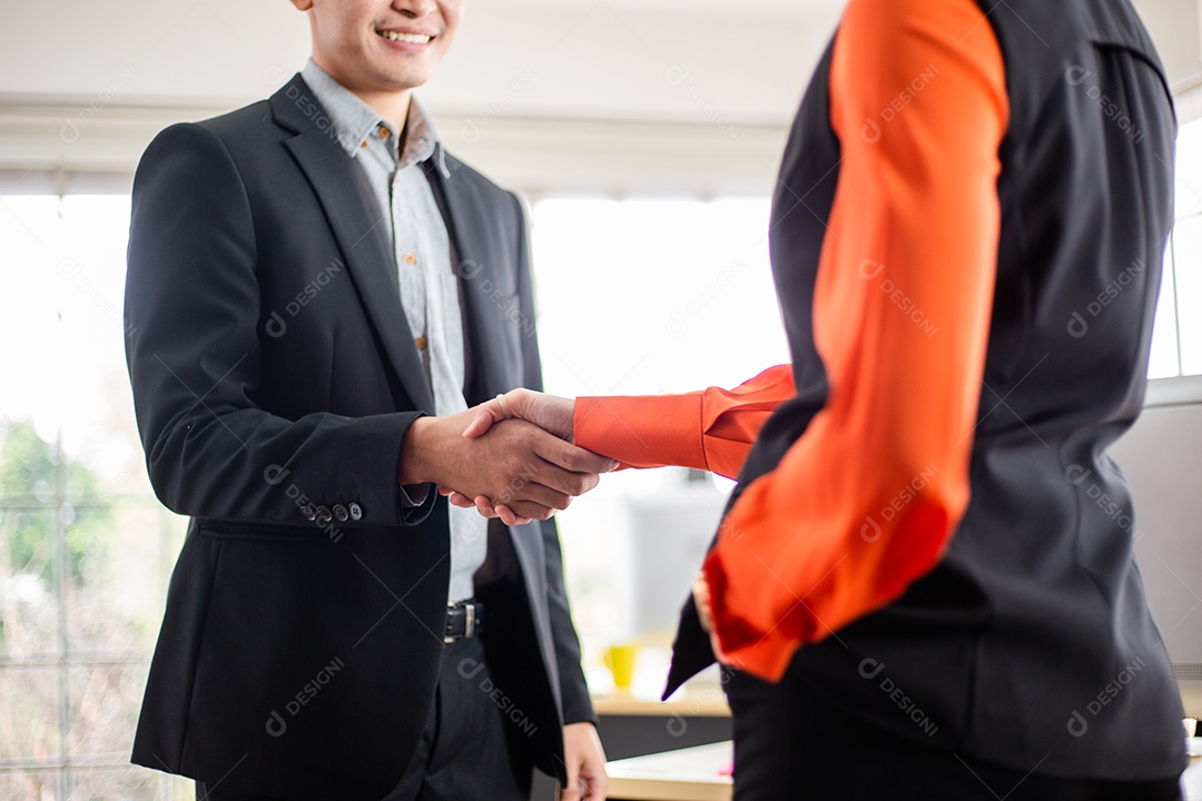 Pessoas de negócios apertando a mão com a parceria do colega para o sucesso