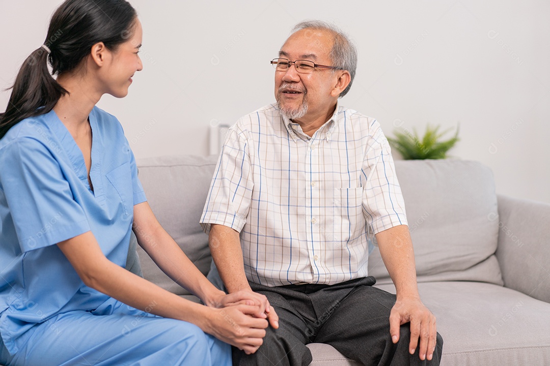 Enfermeira asiática ajuda homem sênior a dar apoio empático