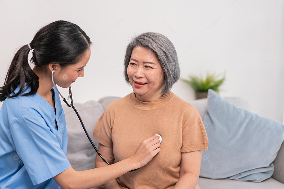 Enfermeira asiática usando estetoscópio verificando o exame de batimentos cardíacos