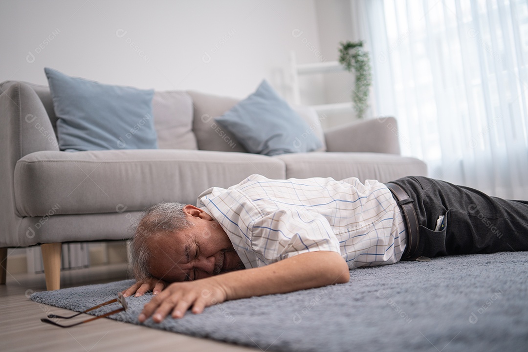 Avô sênior asiático desmaiando e caindo no chão