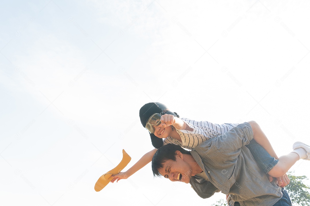 Garoto asiático usando capacete de piloto jogando brinquedo de avião