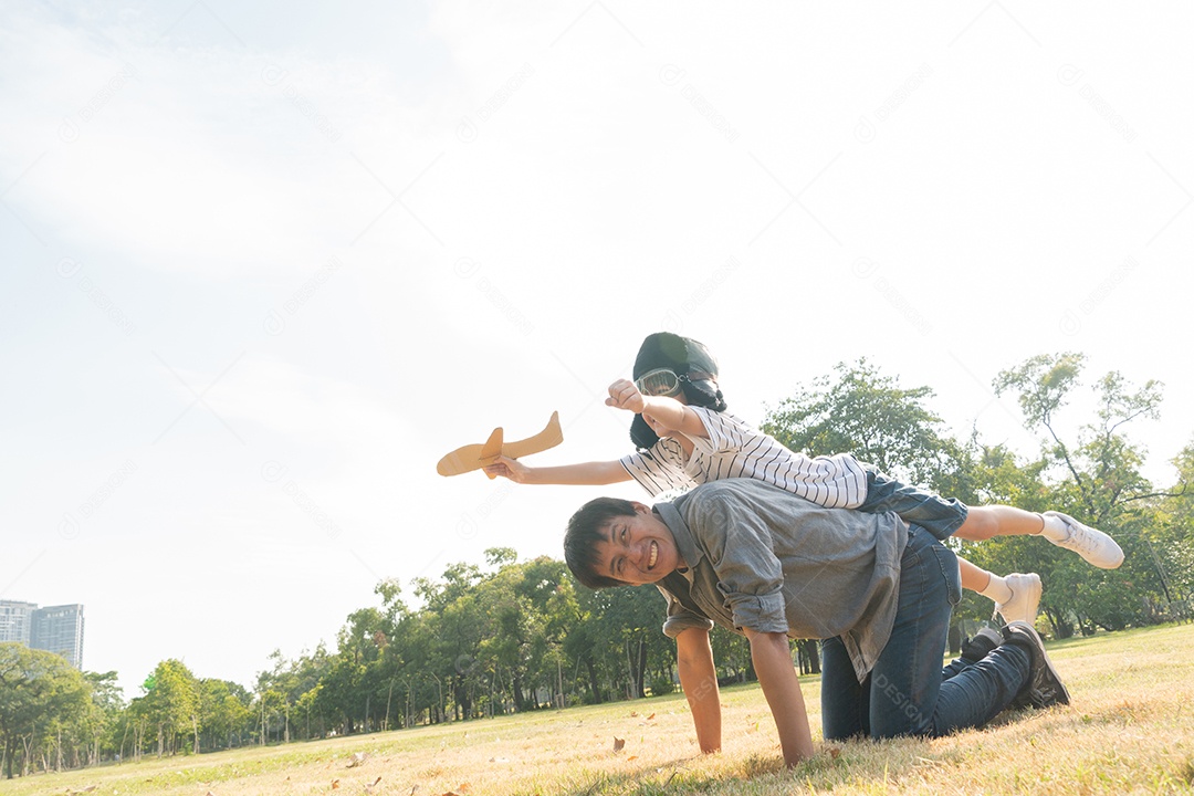 Garoto asiático usando capacete de piloto jogando brinquedo de avião