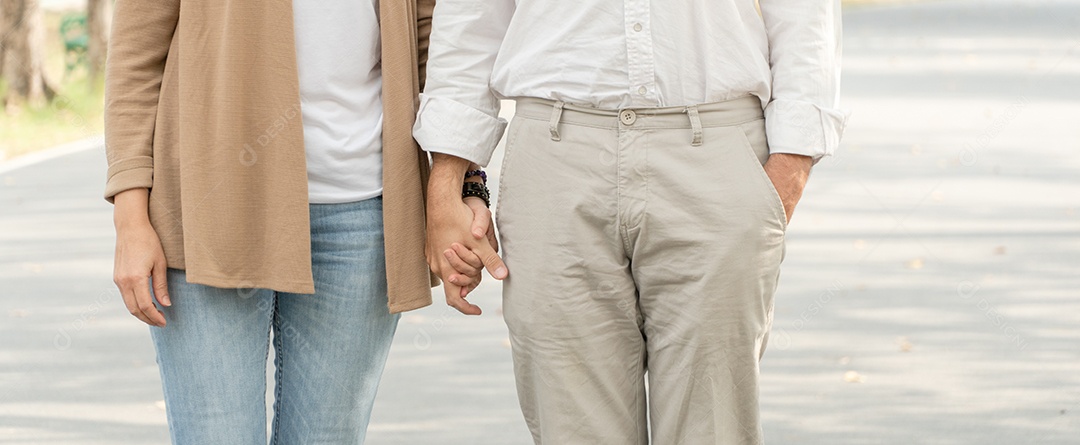 Casal romântico feliz segurando a mão juntos