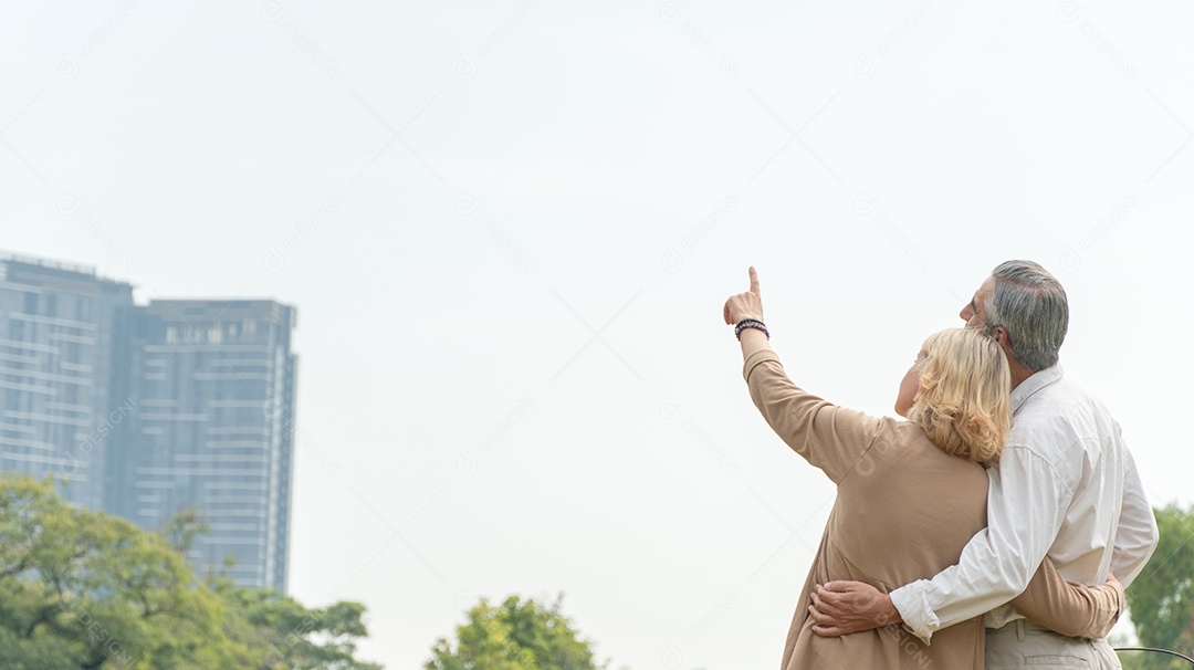 Parte traseira do romance feliz casal sênior se abraçam juntos