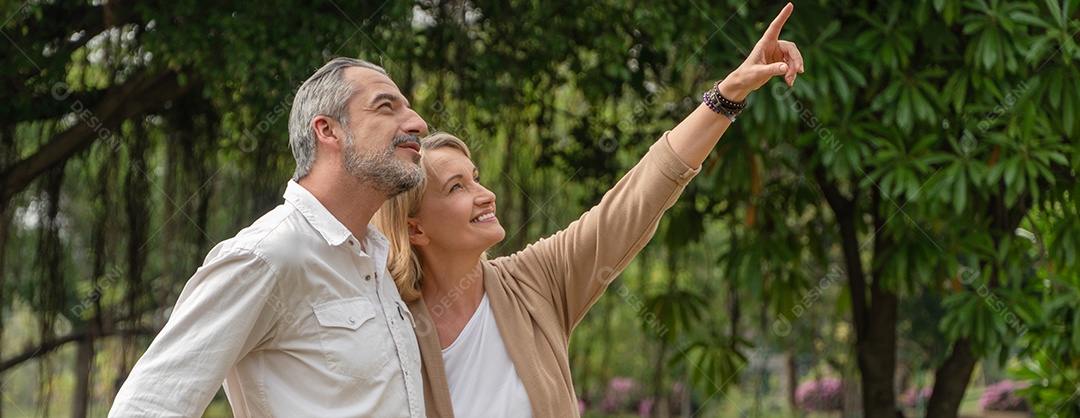 Casal sênior conversando e juntos no parque
