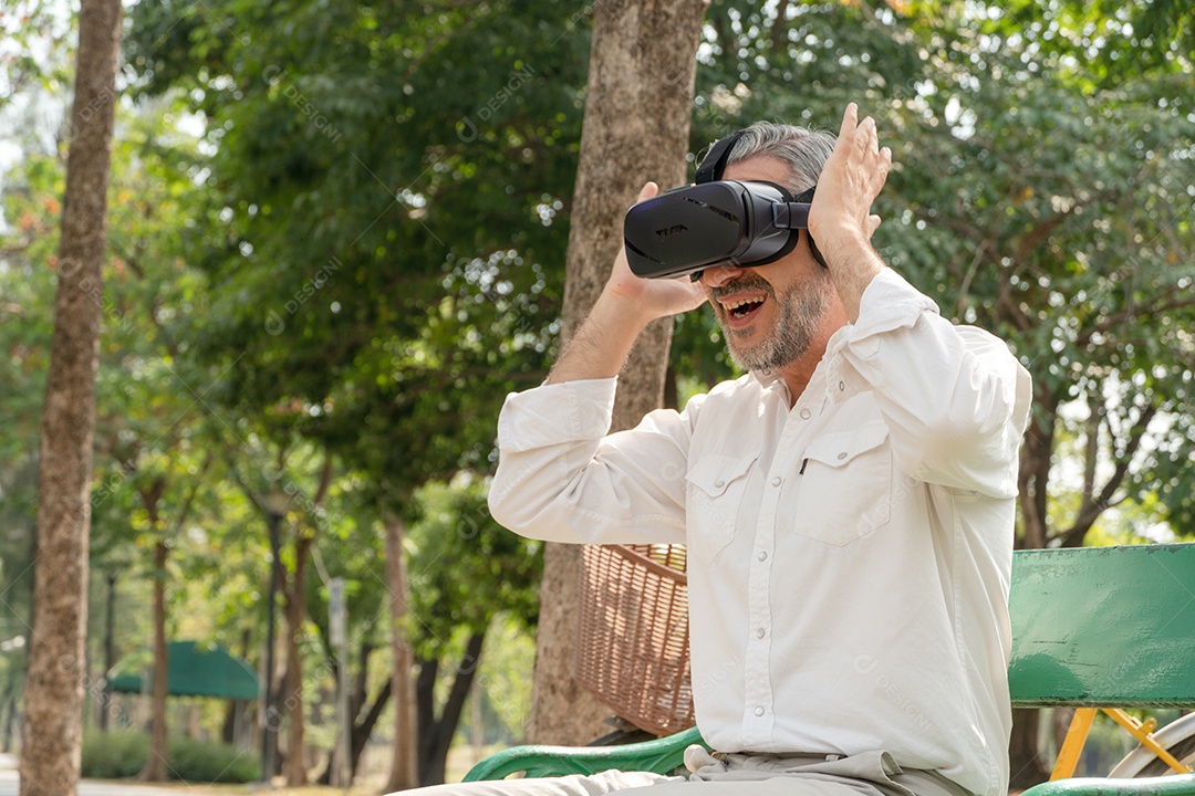 Homem sênior animado assistindo experiência de óculos VR