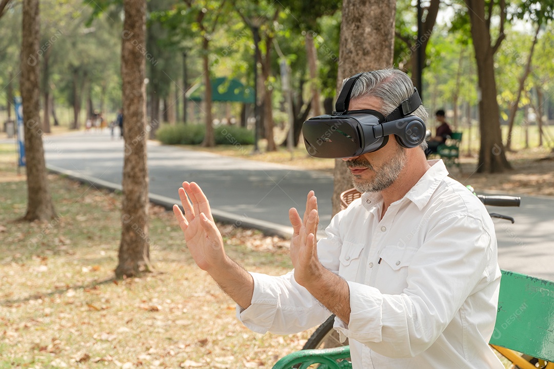 Homem sênior animado assistindo experiência de óculos VR