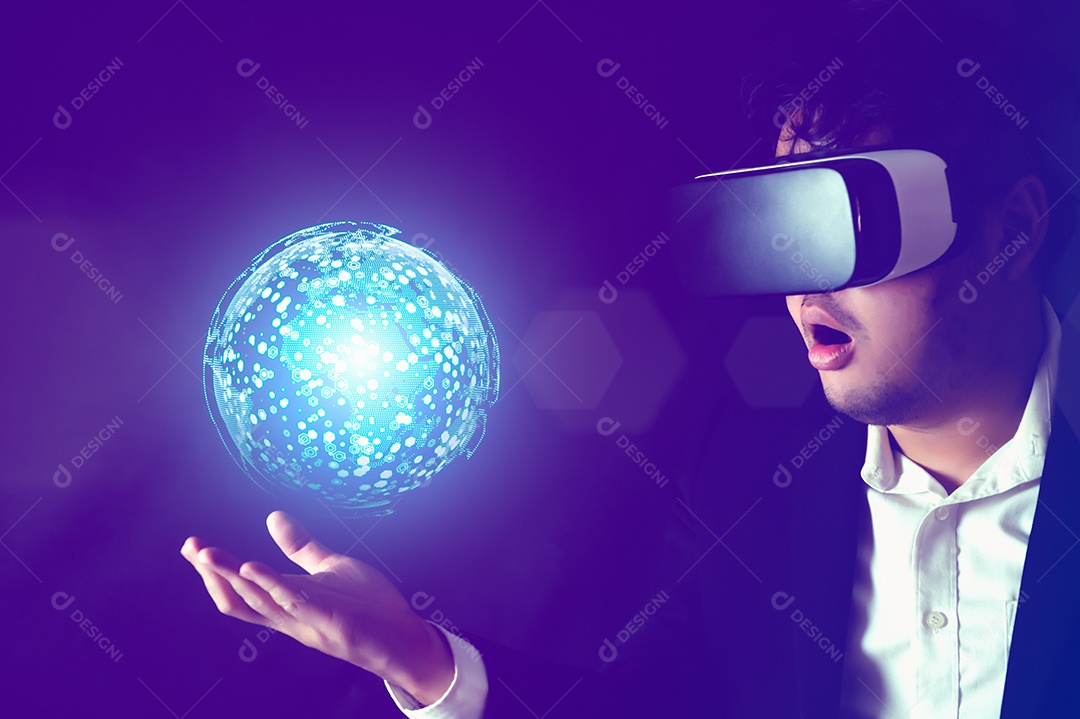 Empresário usando fone de ouvido de realidade virtual com holograma de globo na mão. Tecnologia de negócios e conceito de metaverse.