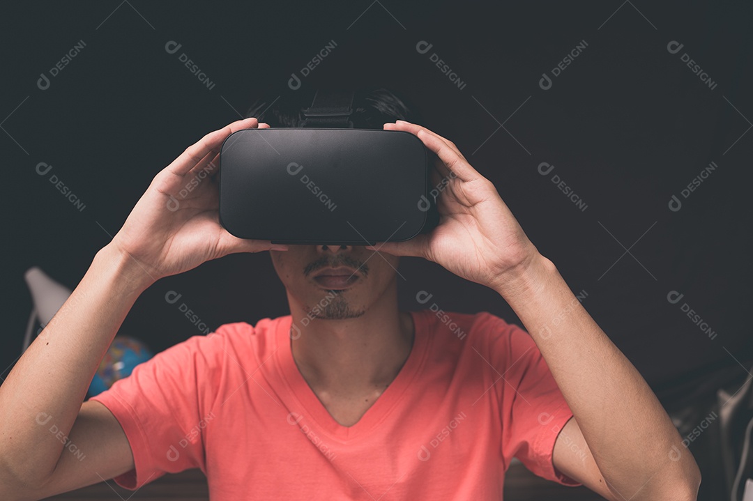 Jovem Usando óculos de realidade virtual, metaverso de mundos virtuais em 3D