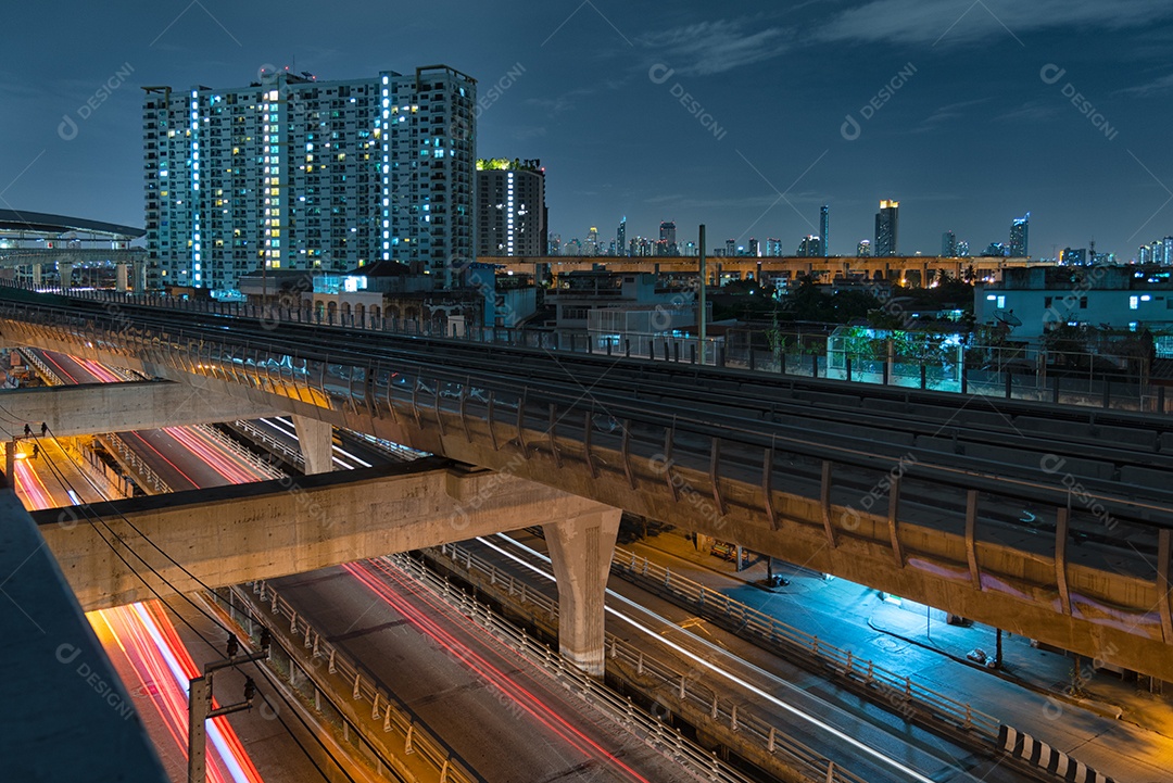 Estrada de ferro do trem do céu na metrópole na vida noturna. Conceito de transporte.