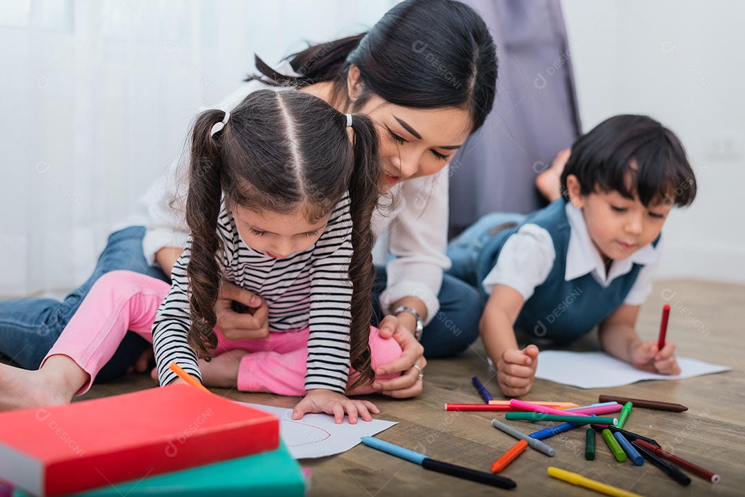 Mãe ensinando crianças na aula de desenho. Filha e filho pintando com giz de cera colorido em casa. Alunos de treinamento de professores em sala de aula de arte juntos. Desenvolvimento de educação e aprendizagem de crianças.