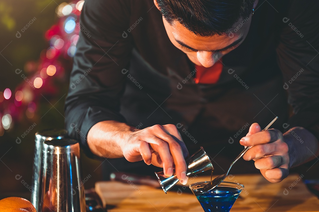 Barman profissional preparando coquetel de suco fresco em copo de vinho com gelo no bar noturno. Conceito de estilos de vida de ocupação e pessoas. Fundo ao ar livre e boate.