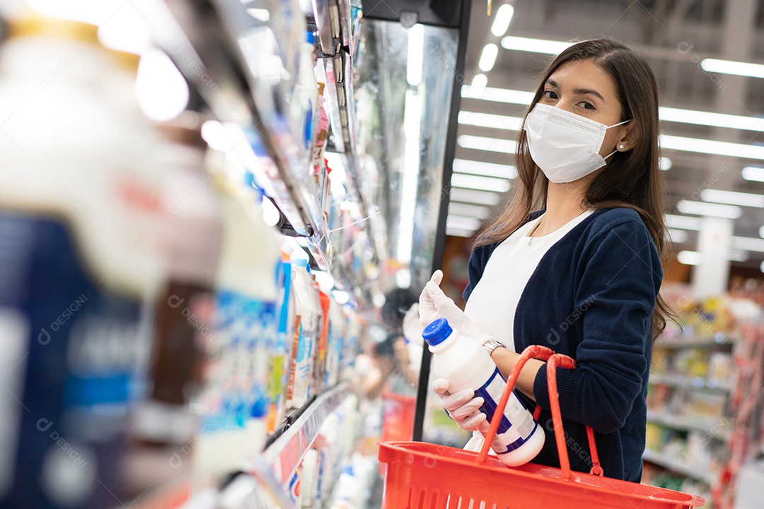 Mulher usando máscara médica e luva de borracha comprando leite diariamente