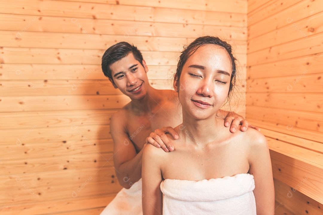 Jovens casais asiáticos ou amantes têm um relaxamento romântico na sala de sauna. Tratamento térmico de cuidados com a pele e limpeza corporal e refrescante no spa com banho de vapor.