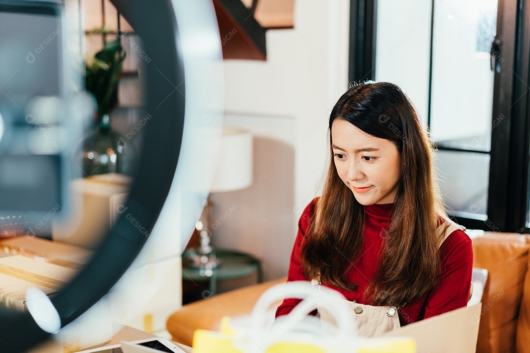 Proprietário de loja de pequenas empresas verificando o pedido do cliente em casa