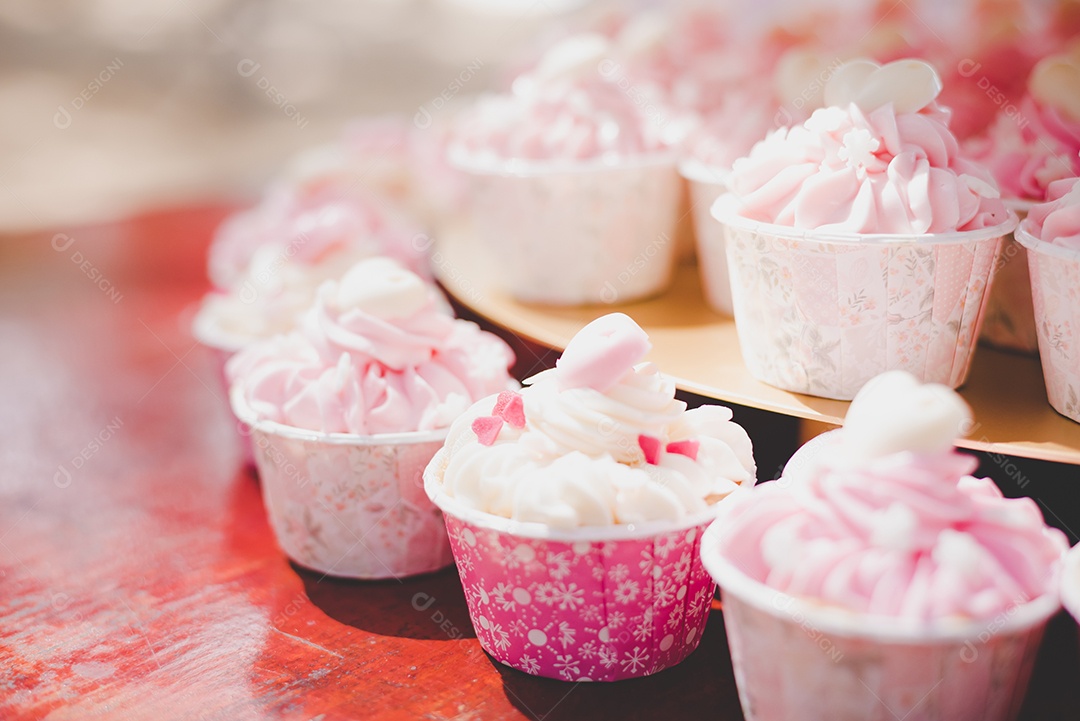 Cupcakes rosa na cerimônia de casamento. Conceito de decoração e celebração. Tema de comida e sobremesa.