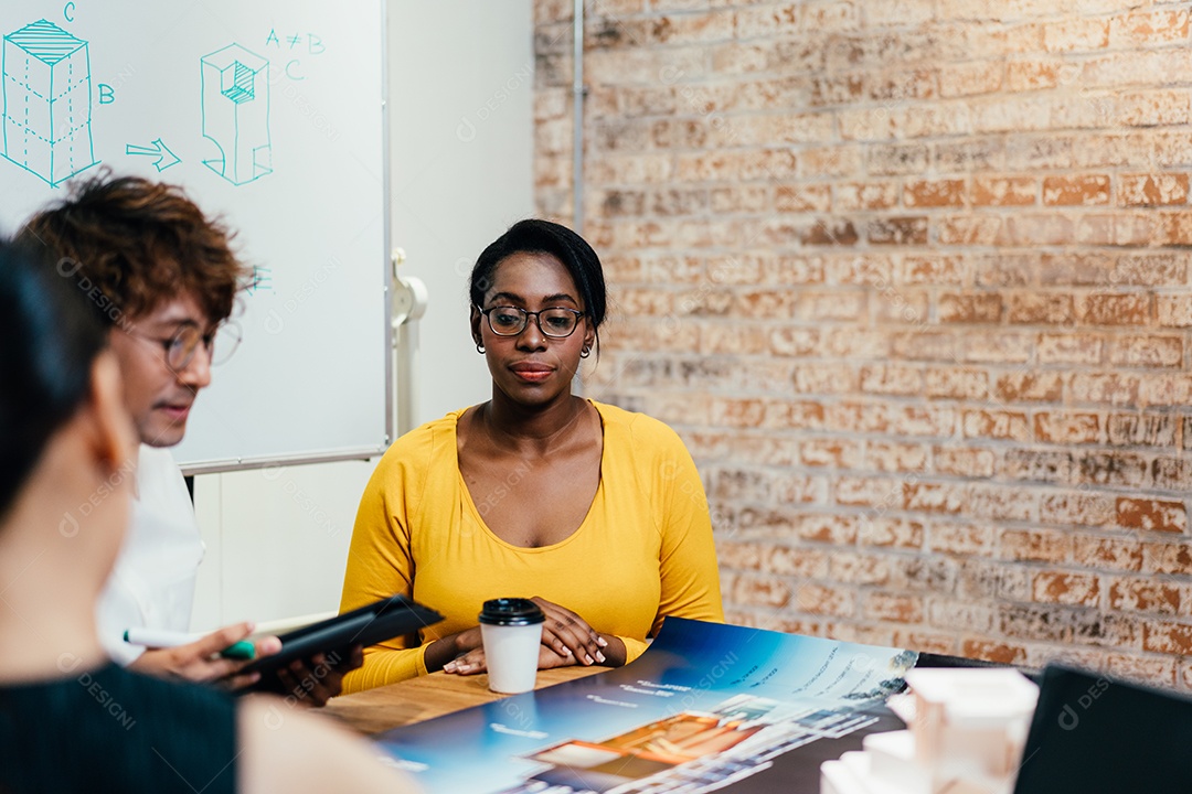 Cliente feminino afro-americano ouvindo projeto de arquitetura