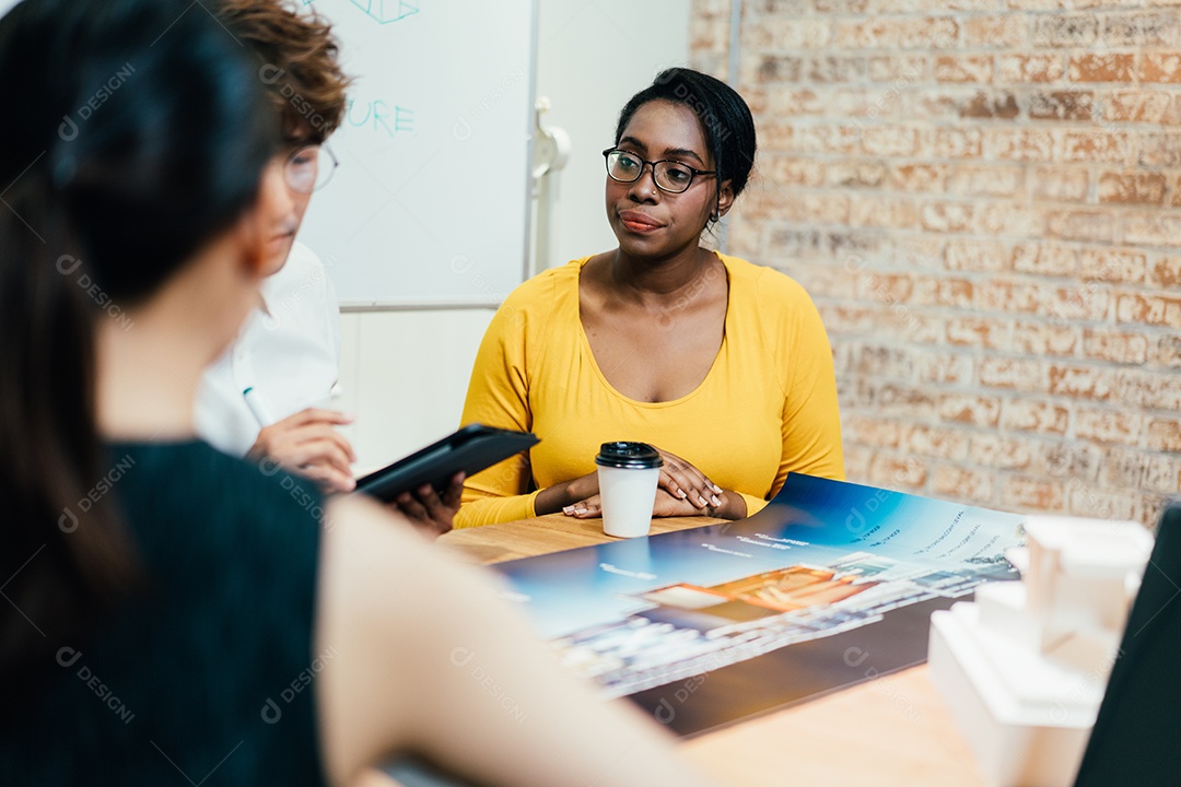 Cliente feminino afro-americano ouvindo projeto de arquitetura