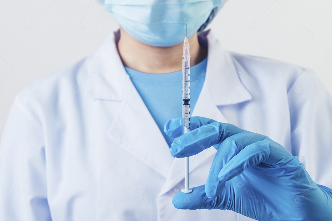 Agulha de injeção de seringa closeup de vacina covid-19 em cientista profissional ou médico em laboratório para tratamento com jaleco de luvas de máscara em fundo branco. Conceito de indústria de negócios de saúde.